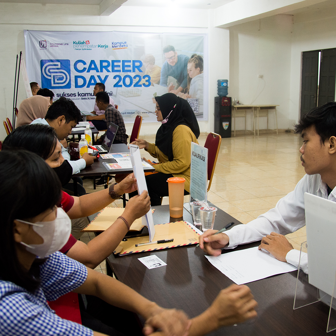 Pelaksanaan Career Day 2023 Politeknik LP3I Medan resmi dibuka! gaet puluhan pencari kerja dari jenjang SMA/K/MA sampai Sarjana
