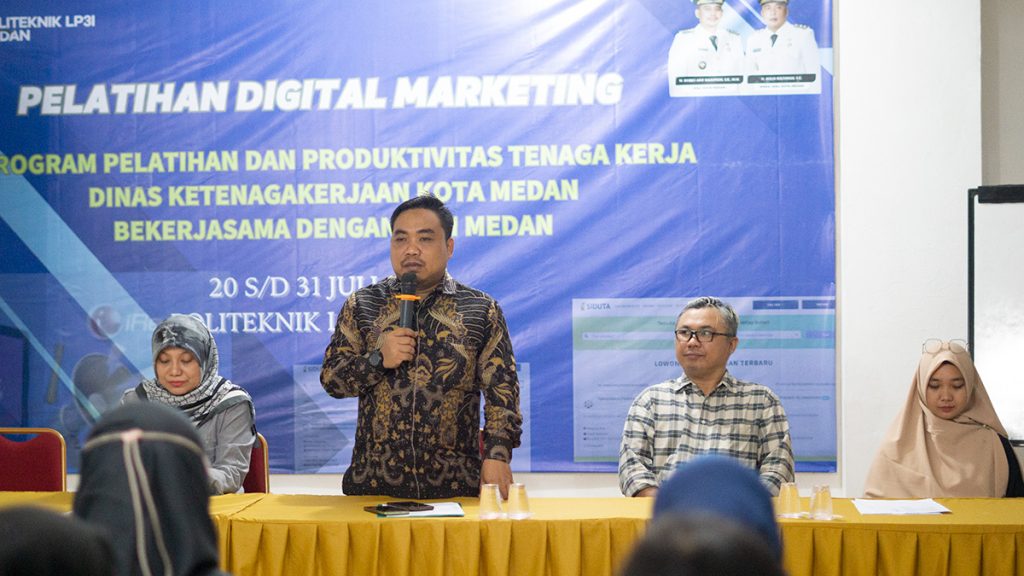 Perwakilan dari Disnaker Kota Medan didampingi Direktur dan wadir akademik PLM
